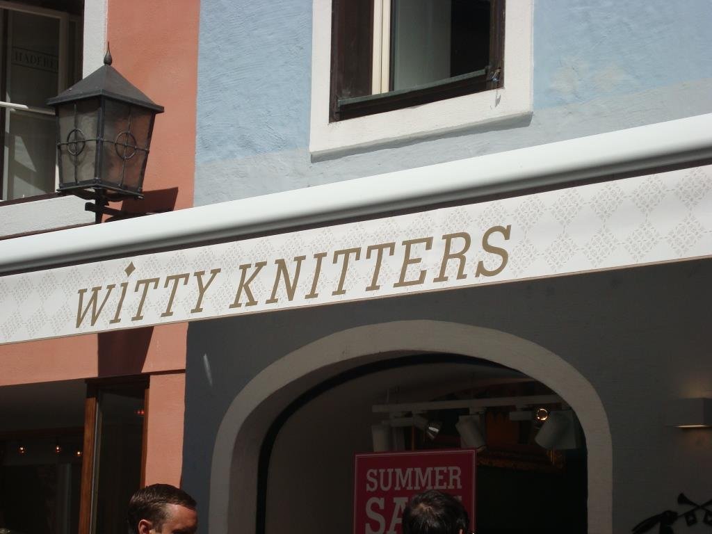 Jammer genoeg geen wolwinkel, maar een kledingzaak. En niet eens gebreide kleding!