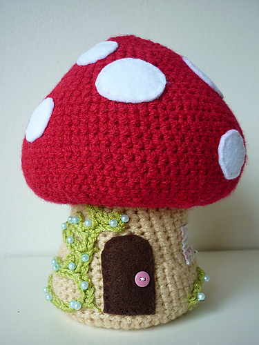 Cute toadstool fairy house, by Annaboo's House. Free pattern!