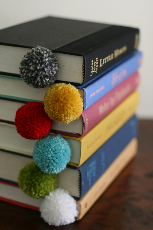 yarn-pom-pom-ball-bookmark-8