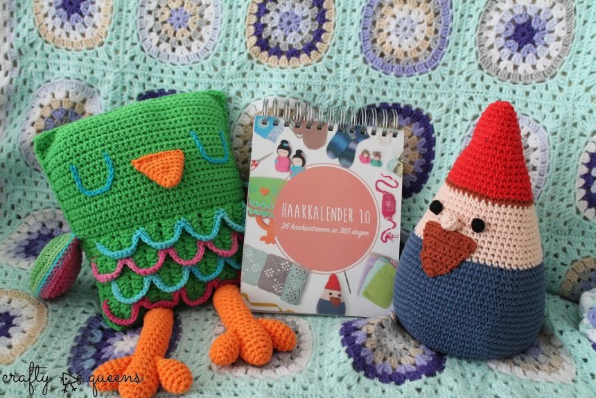 Breiclub haakkalender, with my owl on the left and my gnome doorstopper on the right